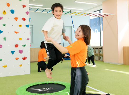 子どもが指導者と一緒にサーキット遊びをしている様子