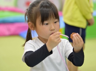 子どもが集中して指先を使った課題に取り組んでいる様子