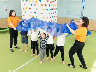 子どもたちが集団で運動をしている様子
