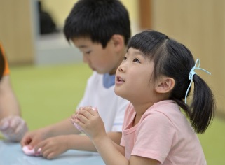 子どもが机で教材に取り組んでいる様子