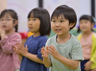 子どもたちが前に並んで歌を歌っている様子