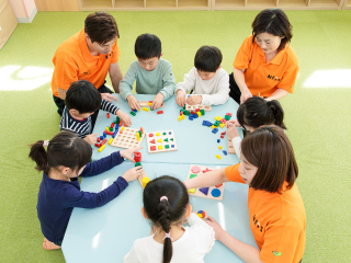 子どもたちが机で教材を使って学習している様子