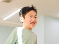 教室で子どもが笑顔で話している様子