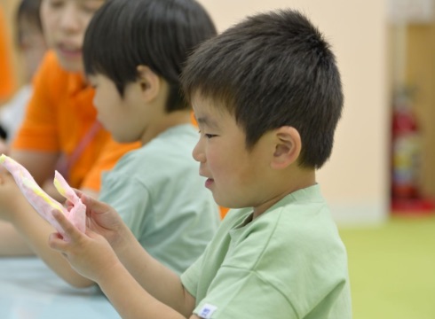 子どもが教材を使って学習している様子