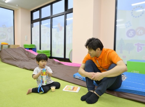 指導者が子どもの動きをサポートしている様子