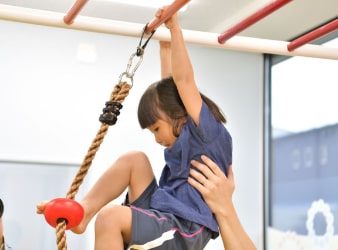 ロープ登りに挑戦する子どもと体幹運動