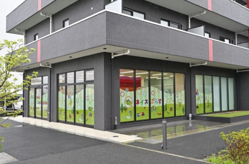 ネイスぷらす越谷校 外観 1階ガラス張りの教室入口