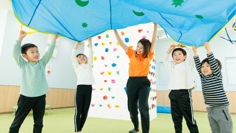 布を使った集団運動あそび 体操指導員のサポート