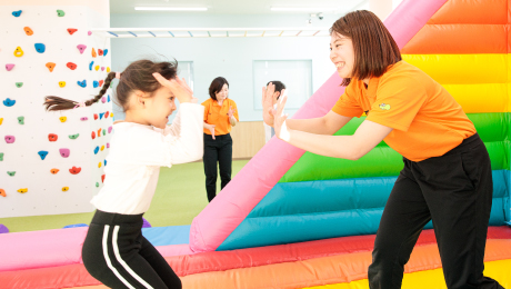 指導員による個別サポート体操指導 子どもの挑戦と成功体験