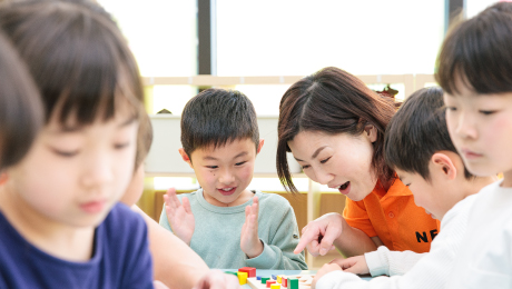 子どもたちの机上活動と学習支援 集中して取り組む様子