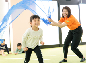 教室内でのスカーフ運動あそび（指導者サポート）